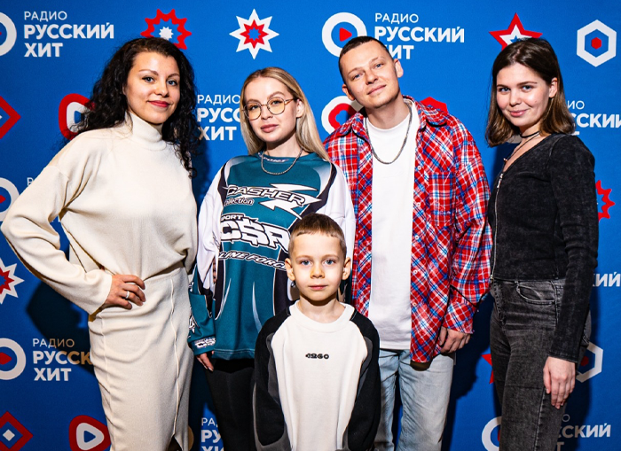группа 5УТРА и ведущие Даша Федотова и Юля Маркина
