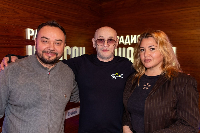 Григорий Заречный и ведущие Роман Шахов и Ирина Сотникова
