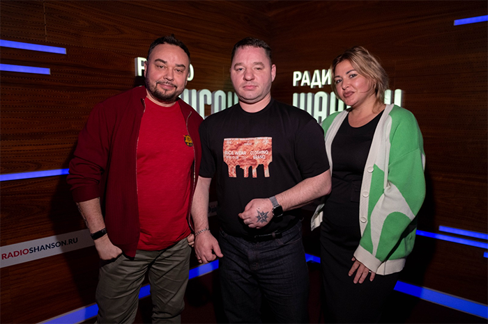 Сергей Завьялов и ведущие Артем Демин и Марина Дымова