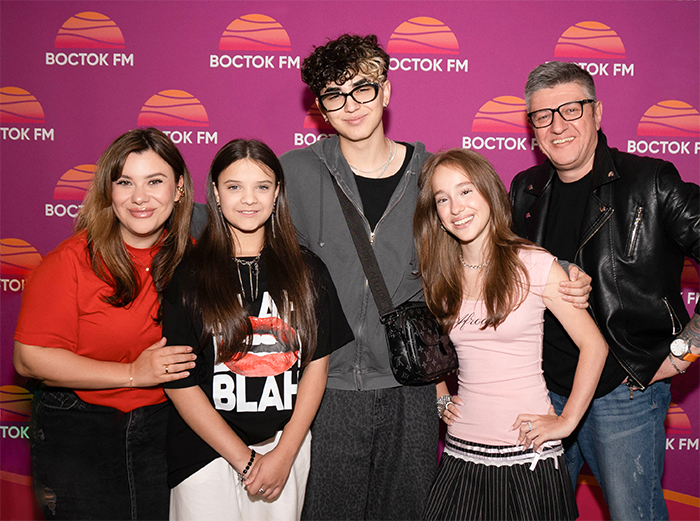 Amirchik, Мария Янковская и Марьяна Локель  и ведущие «Восток FM»