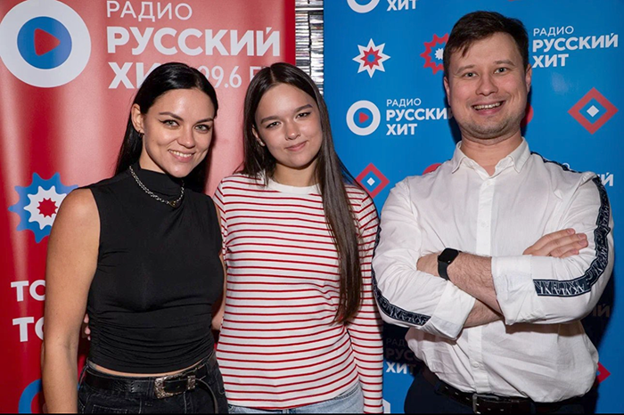 Даша Осипова  и ведущие Влад Смирнов и Лена Чайка 