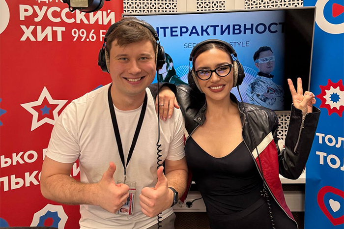 SERYABKINA и ведущий Влад Смирнов