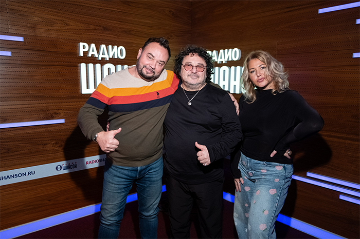 Игорь Саруханов и ведущие  Артём Дёмин и Марина Дымова