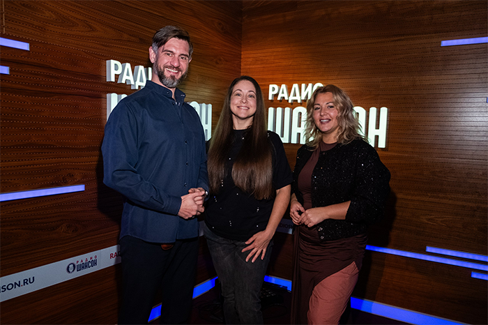 Алёна Петровская и ведущие Марина Дымова и Денис Денисов