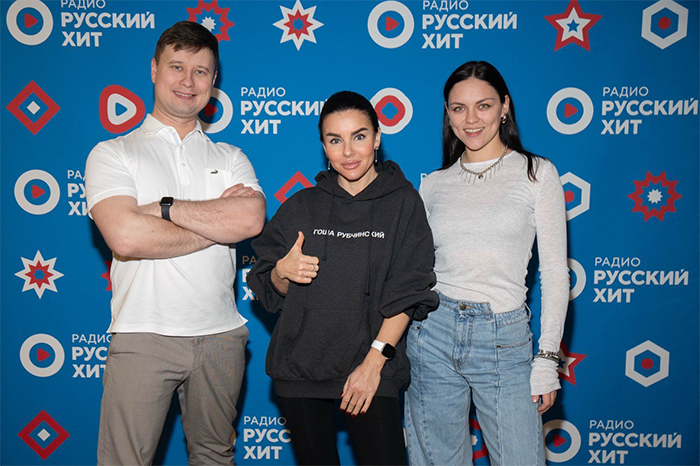 Юля Волкова и ведущие утреннего шоу 