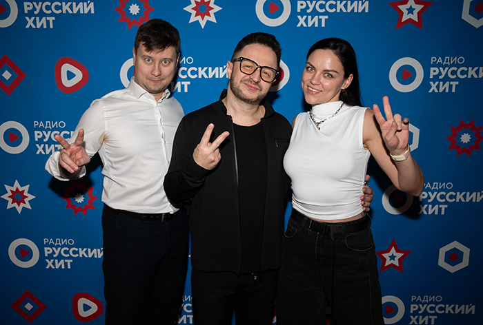 Брендон Стоун и ведущие Влад Смирнов и Лена Чайка 