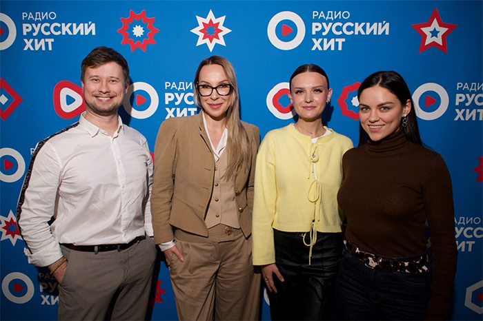 Дарья Кузнецова и Даша Заверяева и ведущие Лена Чайка и Влад Смирнов 