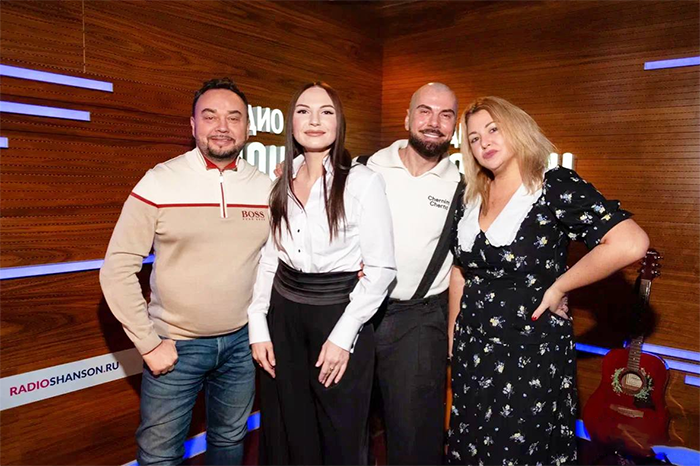 Вика Ветер и Кира Дымов и ведущие Артем Демин и Марина Дымова