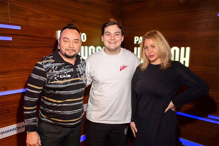 Александр Круг и ведущие Артем Демин и Марина Дымова