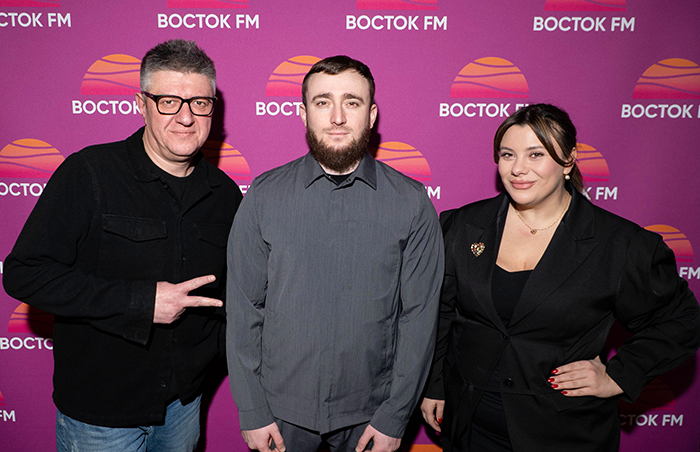 Султан Лагучев и ведущие Наиля Шахова и Гарик Авакян