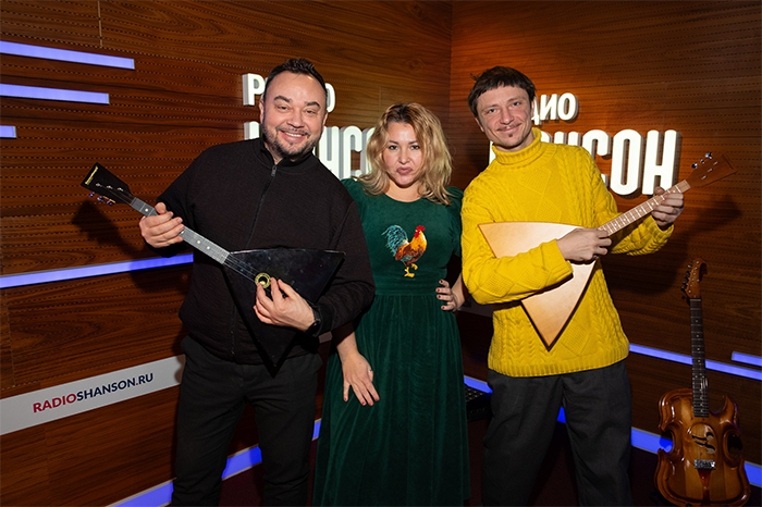 Андрей Догадов и ведущие Артем Демин и Марина Дымова