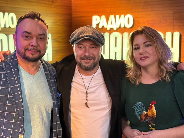 Виктор Дорин и ведущие Артем Демин и Марина Дымова