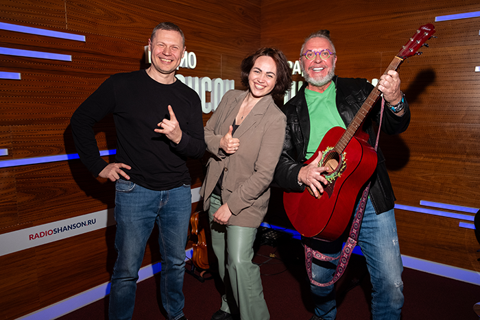 Юрий Грымов и ведущие Роман Шахов и Ирина Сотникова