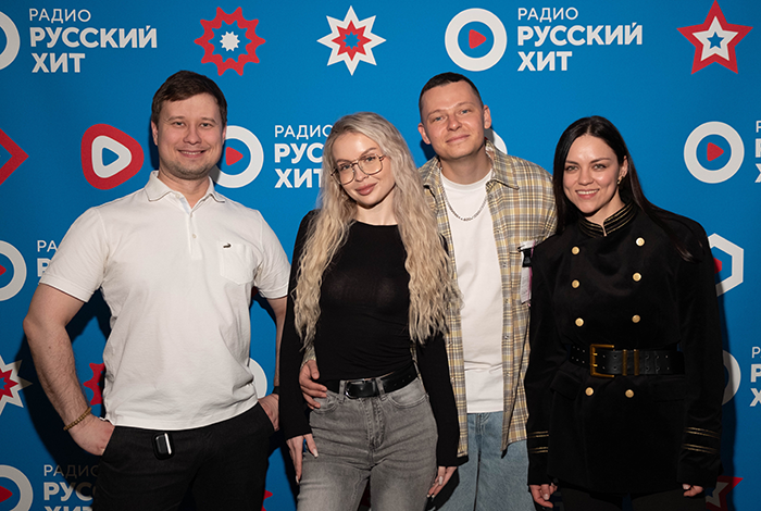 группа 5УТРА  и ведущие Влад Смирнов и Лена Чайка 