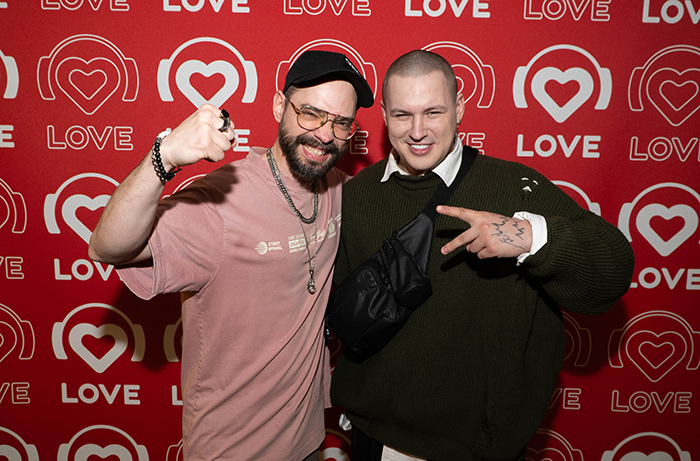 Hollyflame и ведущий Александр Ушаков