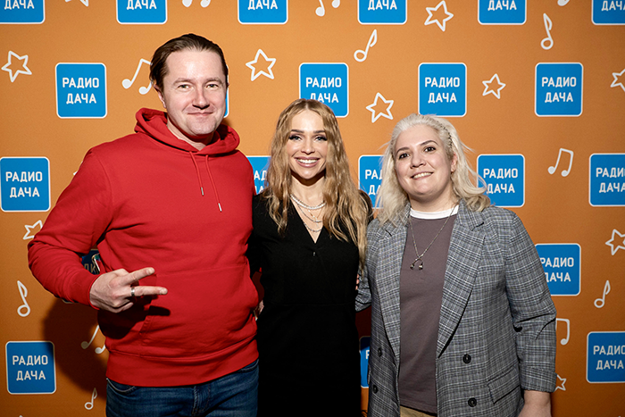 Алена Ланская и ведущие Александр Желавский и Мария Фёдорова