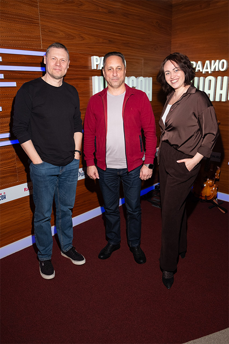 Антон Шкаплеров и ведущие Роман Шахов и Ирина Сотникова 