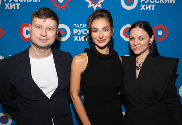 Seville и ведущие Влад Смирнов и Лена Чайка 