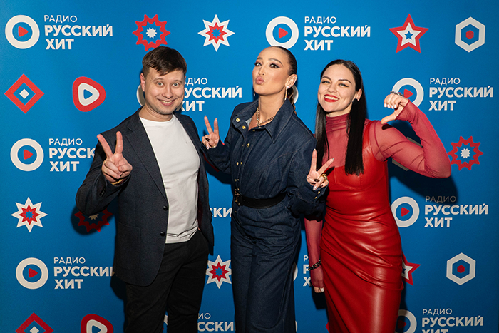 Ольга Бузова и ведущие Влад Смирнов и Лена Чайка 