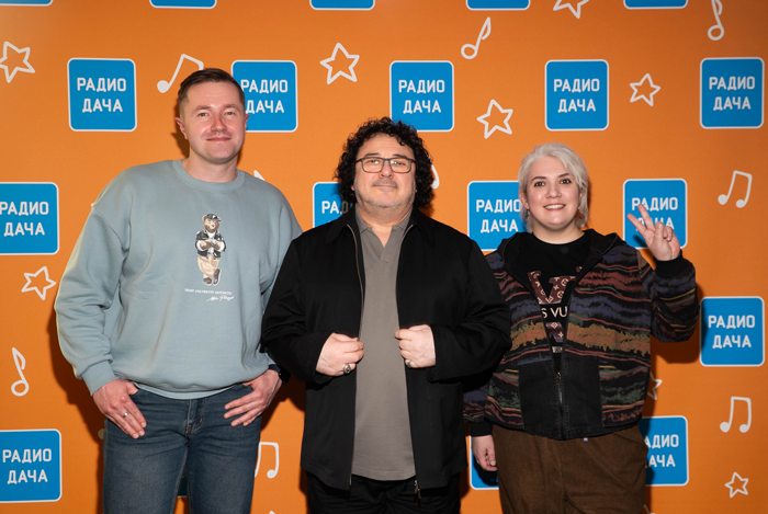 Игорь Саруханов и ведущие Александр Желавский и Мария Фёдорова 