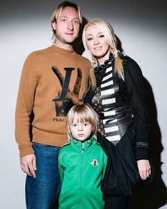 Евгений Плющенко и Яна Рудковская с сыном 