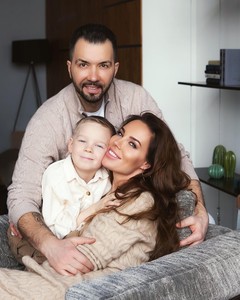 Денис Клявер с женой и сыном