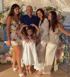 Игорь Крутой с супругой Ольгой, дочками Александрой и Викторией, а также внучкой Деми Роуз
