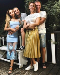 Виктор Рыбин и Наталья Сенчукова с сыном и его избранницей