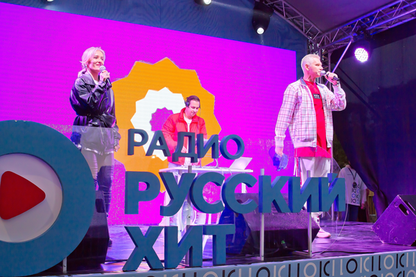 Ведущие радио «Русский Хит» – Руслан Полянский и Анастасия Лебединец 