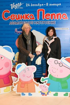 Аркадий Укупник с семьей на представлении «Свинка Пеппа. Дедморозное настроение»