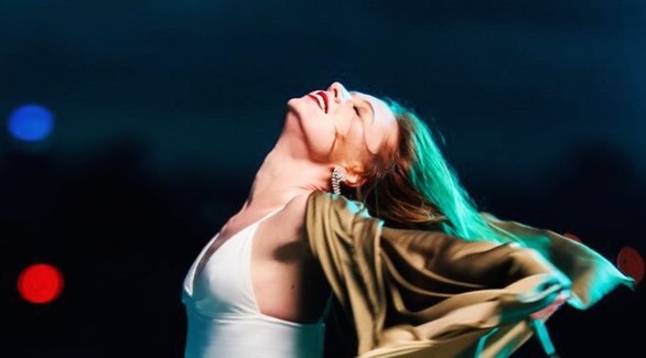 Савичева синоптики. Юлия Савичева соски. Юлия Савичева Сияй клип. Танцующая Юлия Савичева.