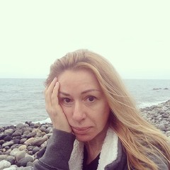 Алена Апина показала фото без макияжа
