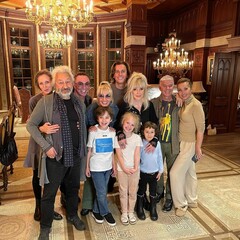 Максим Галкин и Алла Пугачева с детьми и наставниками шоу «Голос 60+»